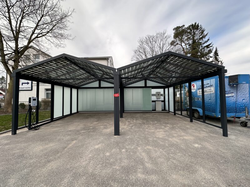 Carport aus Aluminium mit Terrassendach-Solarpaneelen
