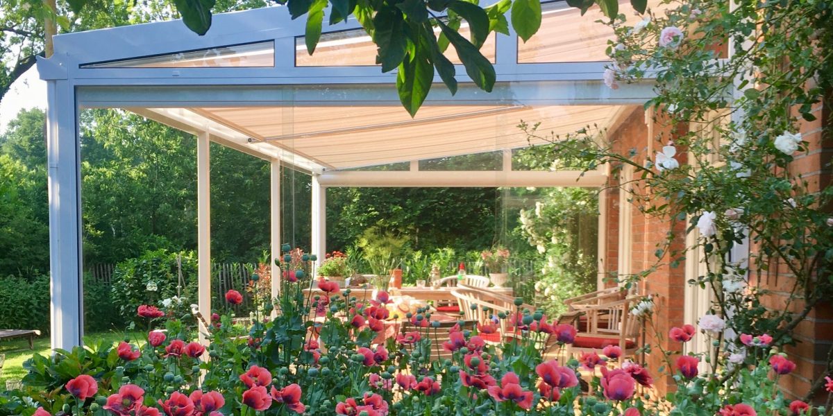 Terrassendach im Sommer mit Mohnblumen Gartenidylle